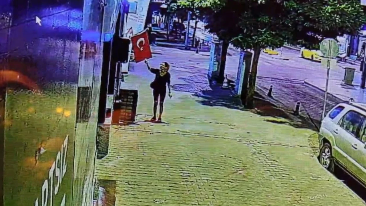 Muğla'da Türk bayrağını çakmakla yakan kadın yakalandı
