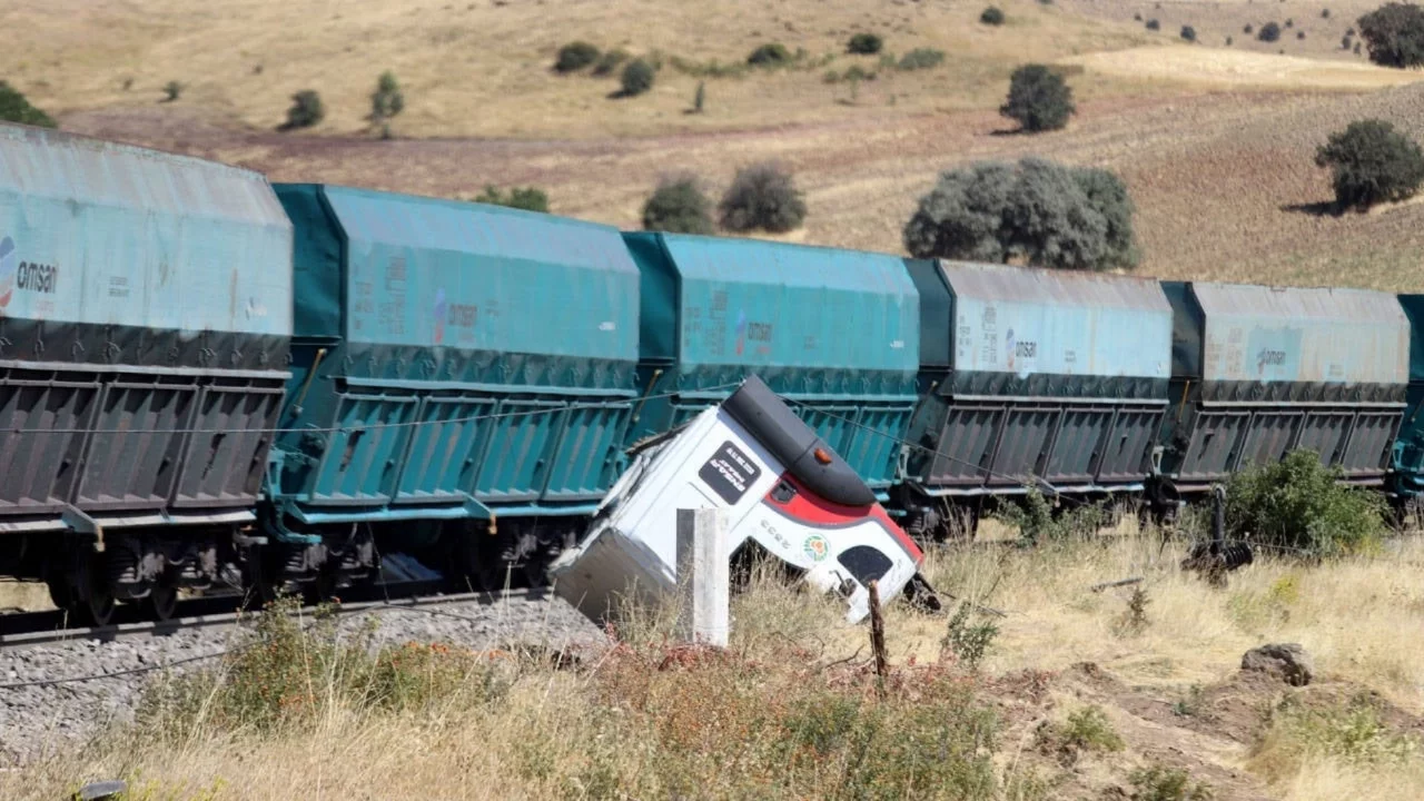 Malatya'da yük treni kamyona çarptı: 1 kişi yaralandı yaralı