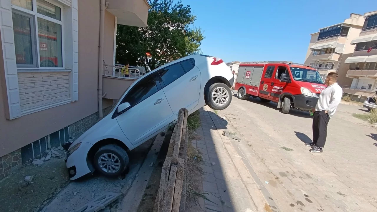 Kırklareli'nde otomobil bahçe duvarına asılı kaldı