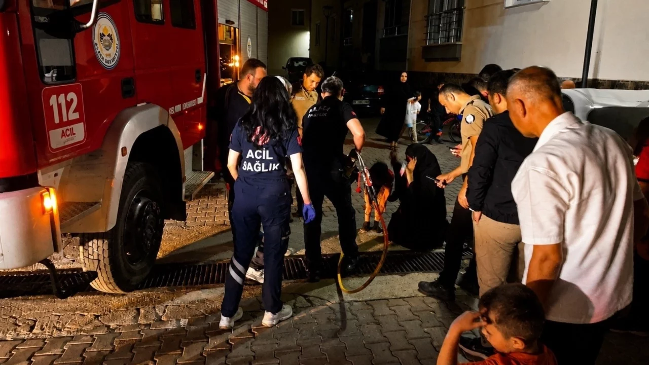 Ayağı mazgala sıkışan çocuğu itfaiye kurtardı
