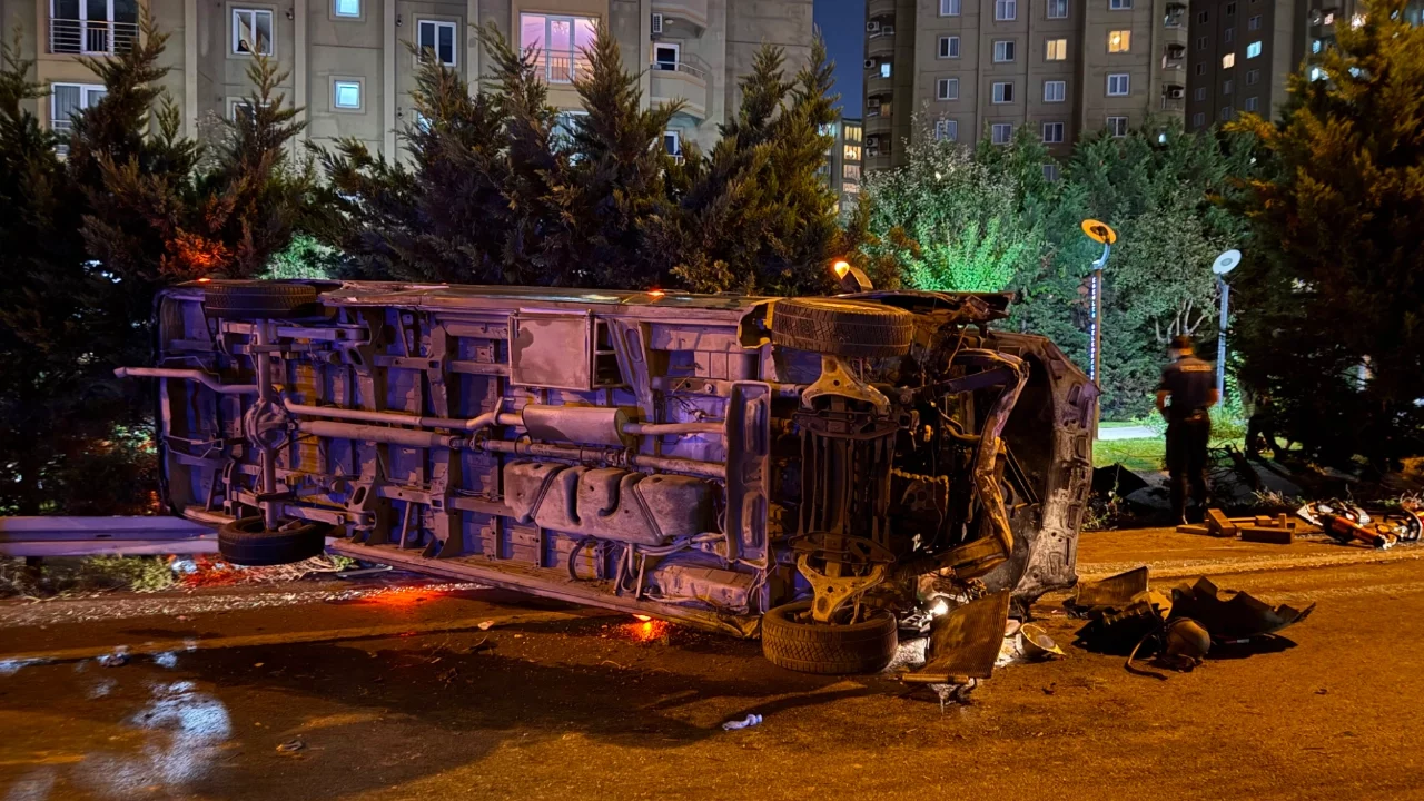 Esenler'de makas atan minibüs zincirleme kazaya neden oldu: Ölü ve yaralılar var