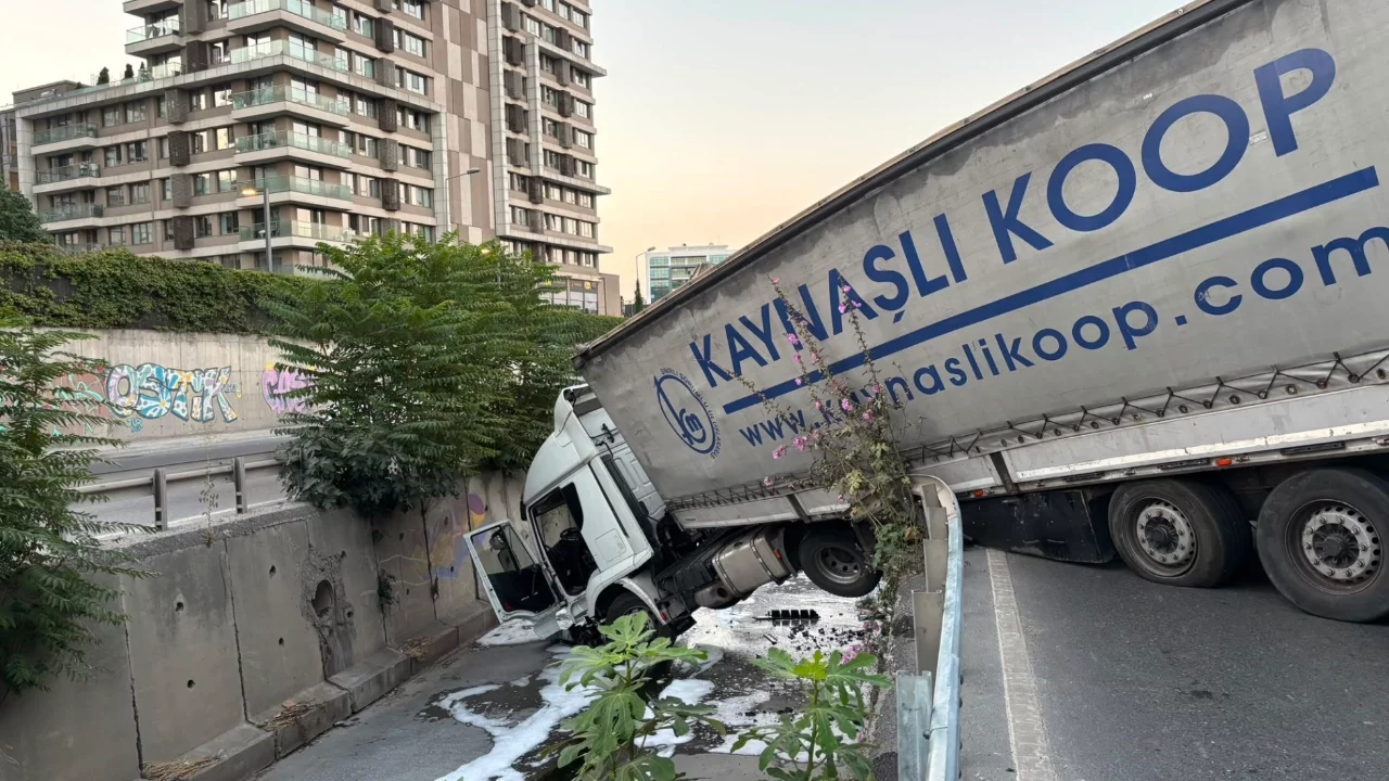 Tır yol kenarındaki dereye uçtu