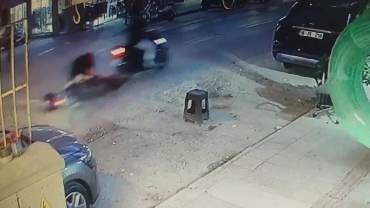 Bursa'da çukurda dengesini kaybeden motosikletli düştü