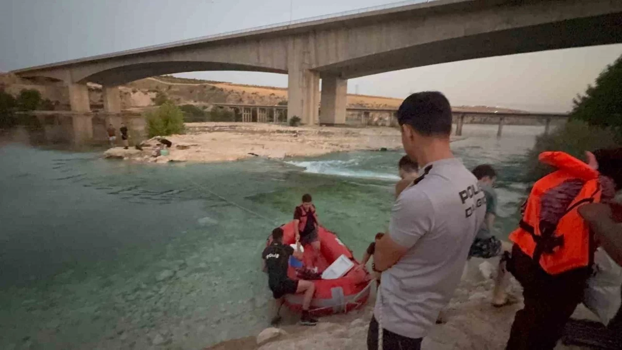 Fırat Nehri'nde su seviyesinin yükselmesi sonucu mahsur kalan 10 kişi kurtarıldı