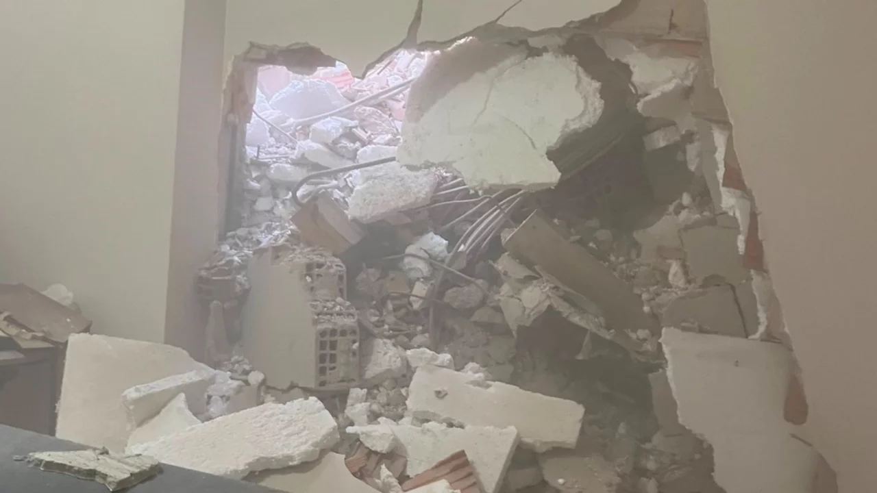 İstanbul'da yıkım sırasında kopan parçalar, bitişikteki binaya zarar verdi