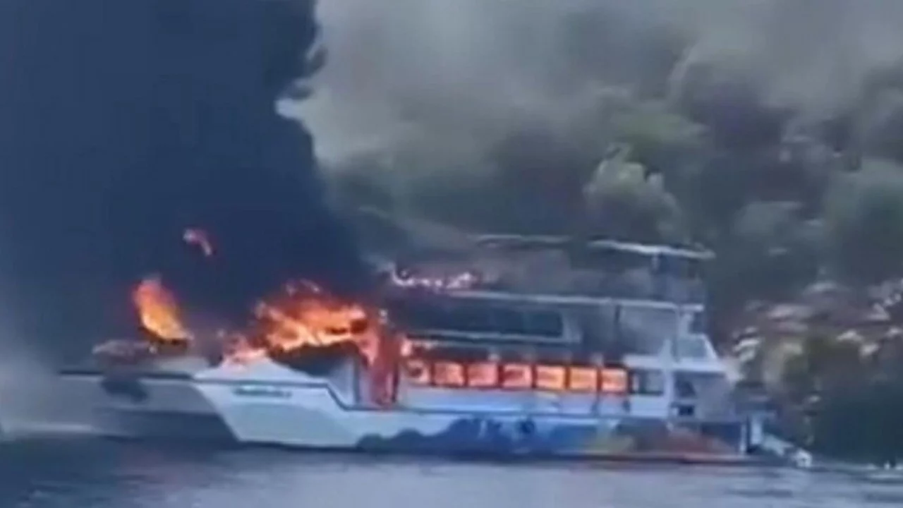 Fethiye'de gezi teknesi yandı: 115 kişi denize atladı