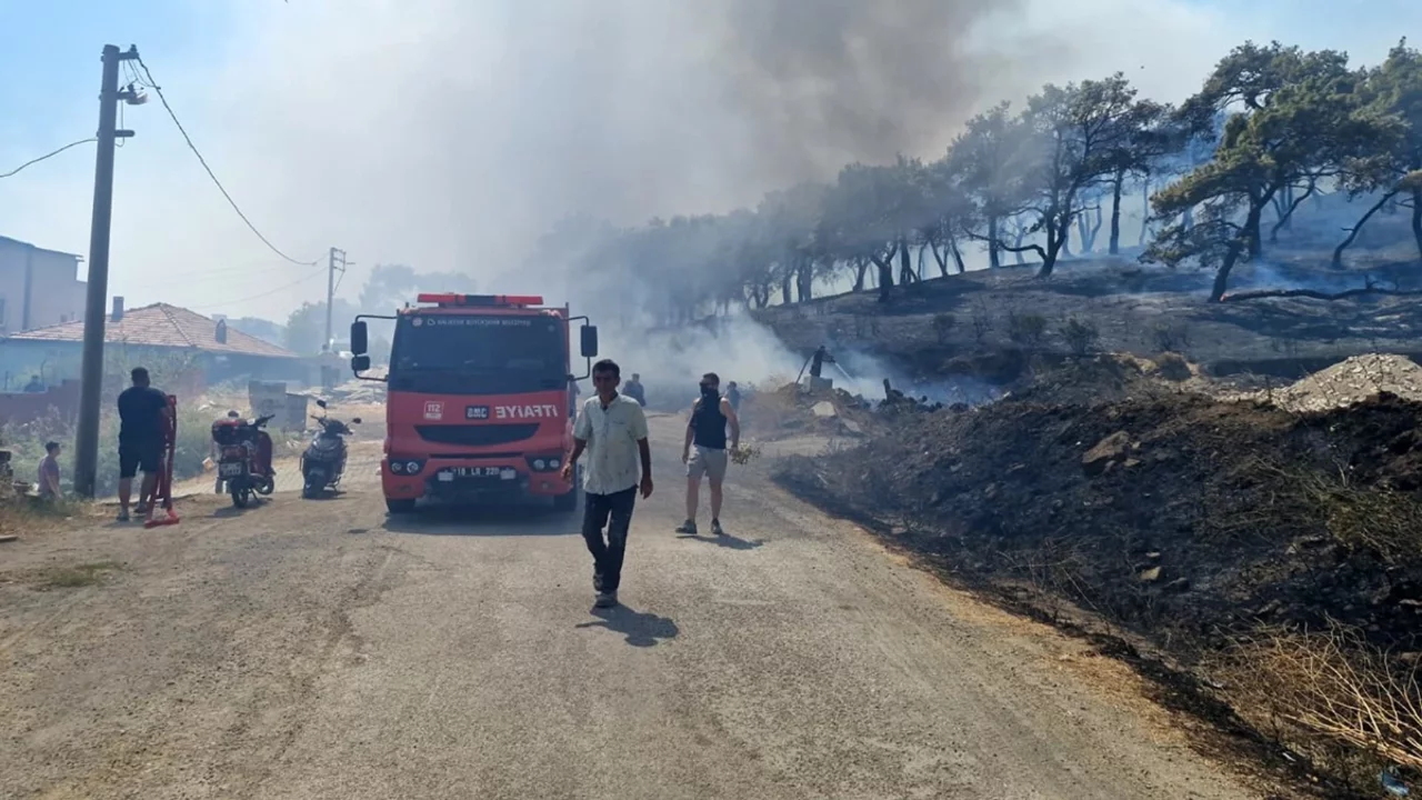 Kazdağları eteklerinde yangına 9 uçak 6 helikopter ile müdahale ediliyor