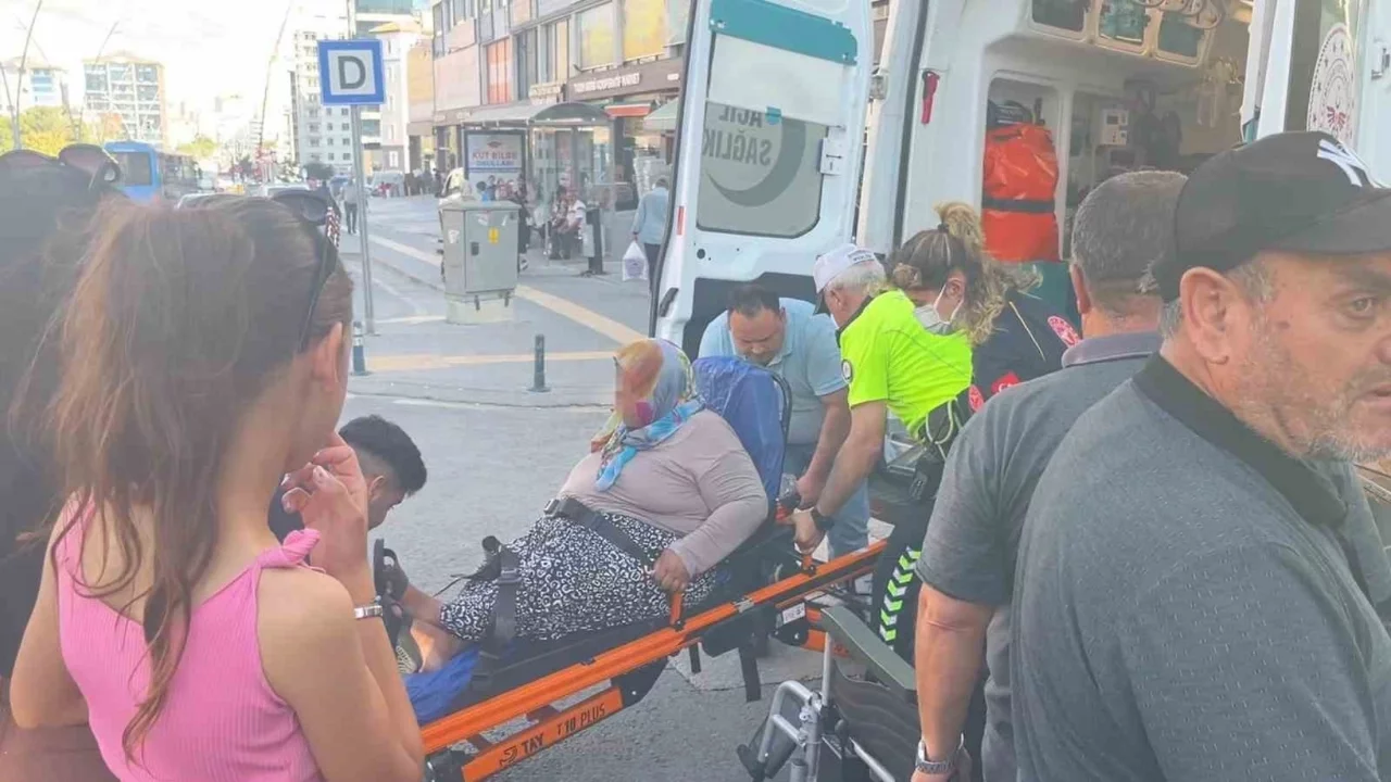 Otomobil yaya geçidinde engelli vatandaşa çarptı