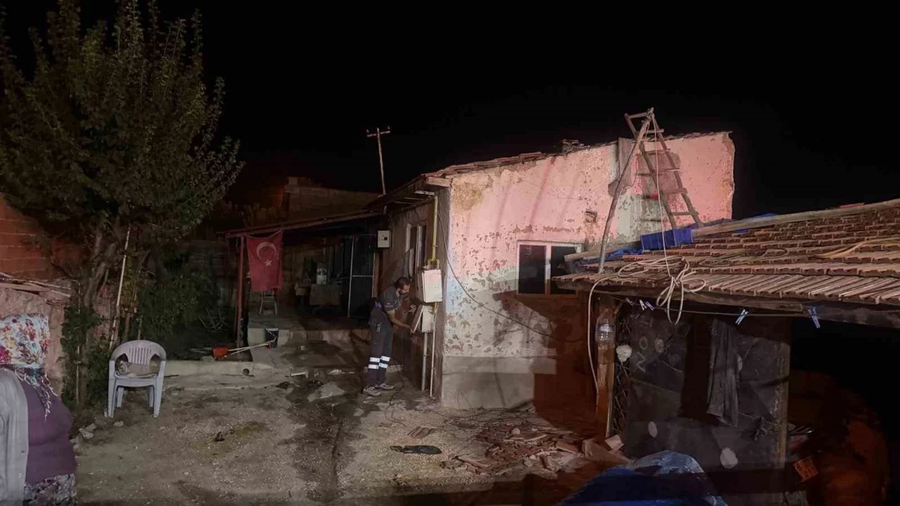Ocakta unutulan yemek evi kül etti