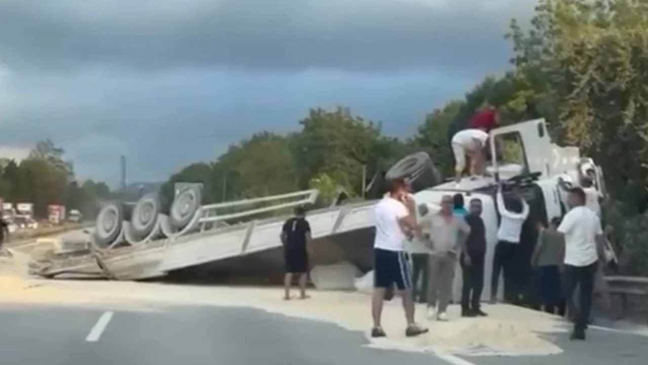 Anadolu Otoyolu Sakarya geçişinde kum yüklü tır devrildi