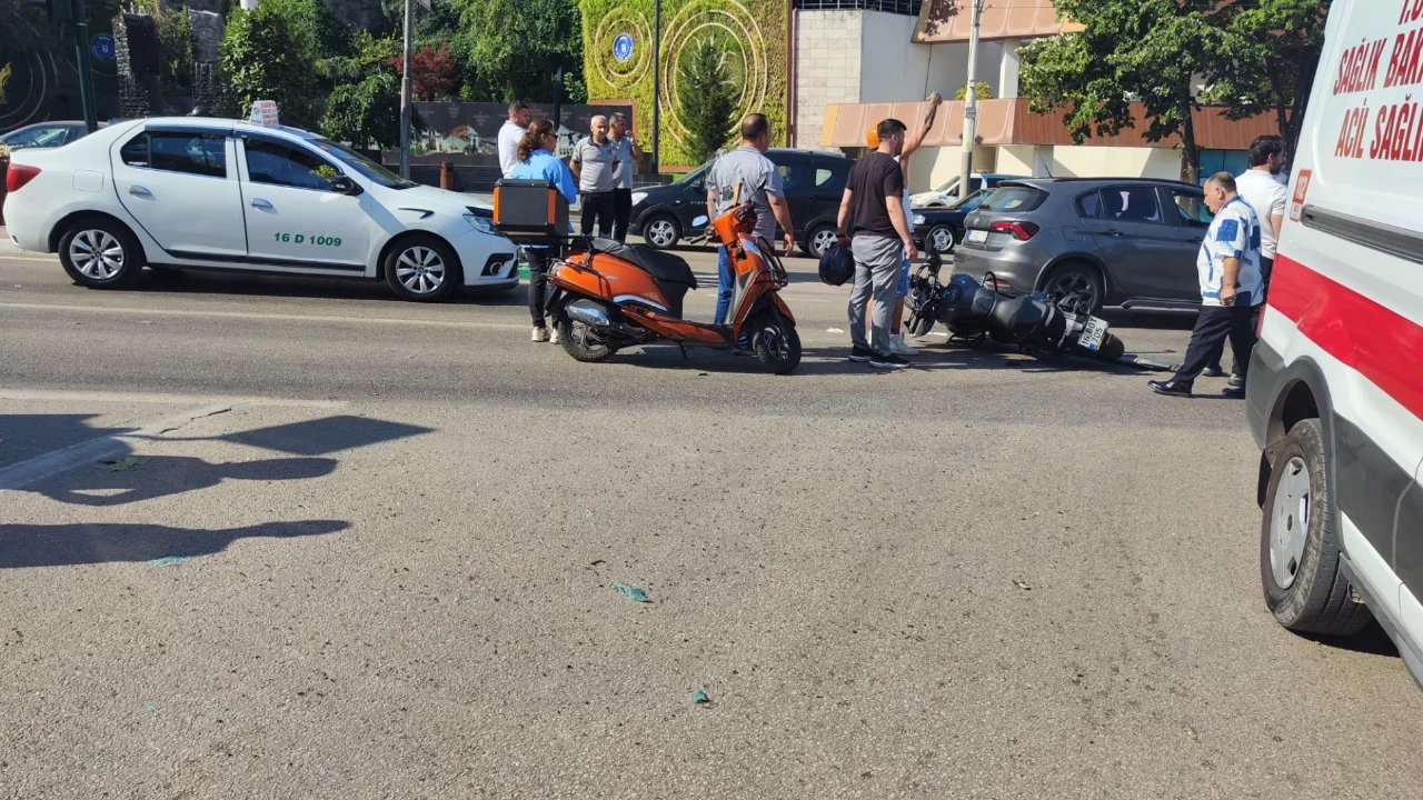Bursa'da motosiklet ambulansa çarptı: 1 yaralı