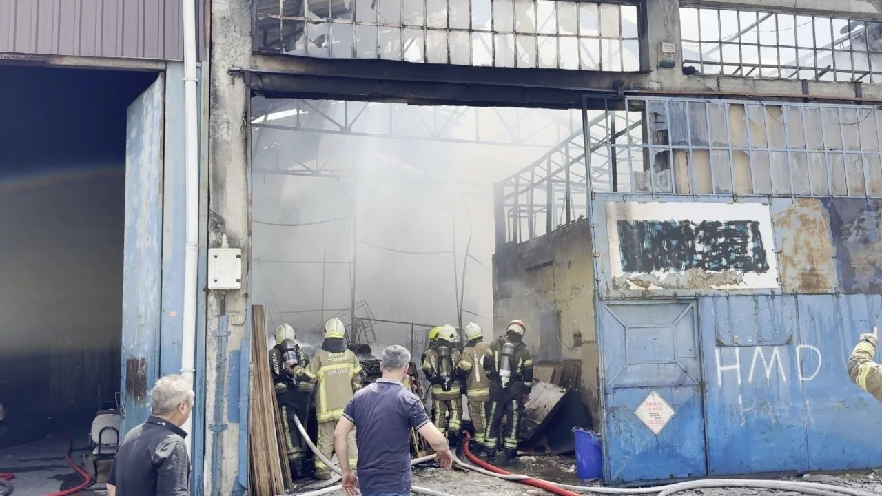 Bursa'da koltuk imalathanesinde korkutan yangın