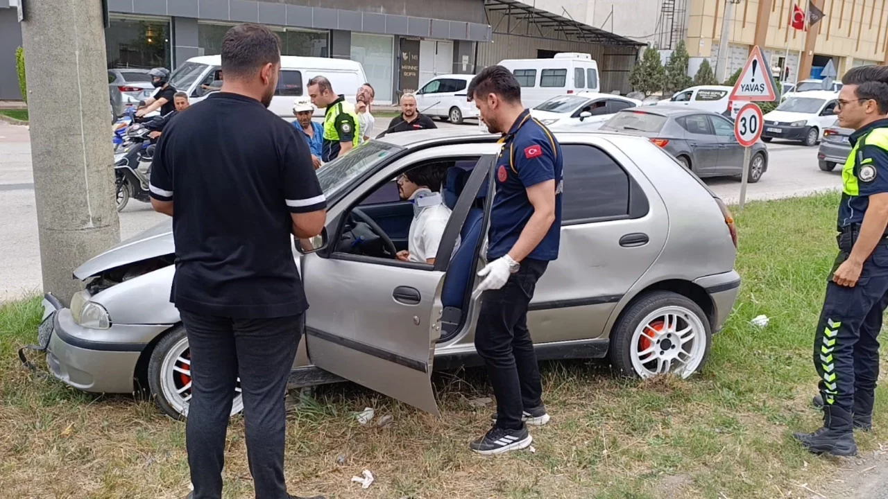 Bursa'da kontrolden çıkan otomobil beton direğe çarptı: 1 yaralı