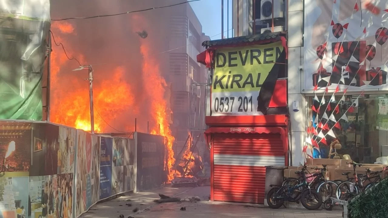 Kocaeli'de konteynerdeki yangın iki işletmeye sıçradı