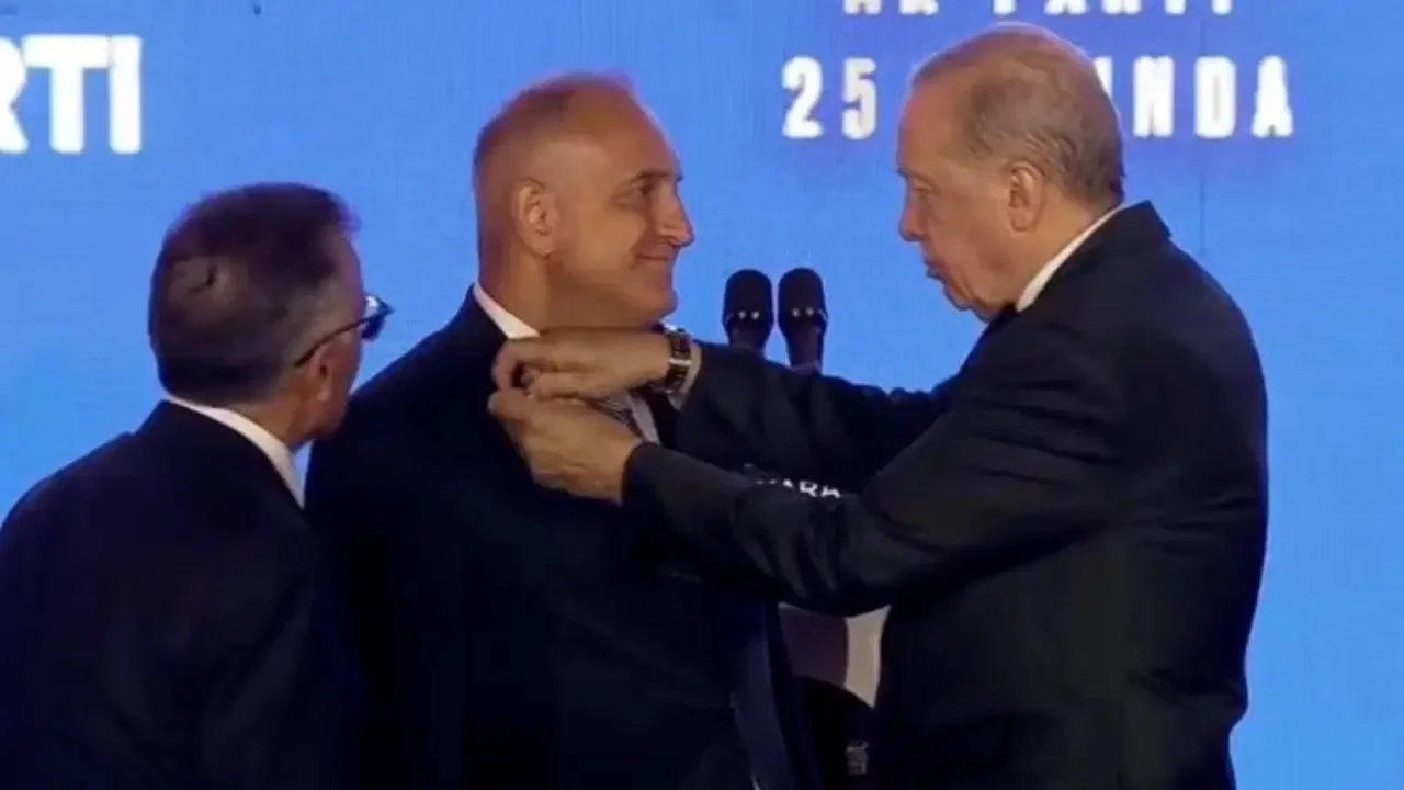 Cumhurbaşkanı Erdoğan rozetleri taktı: 3 milletvekili ve 7 belediye başkanı AK Parti'ye katıldı