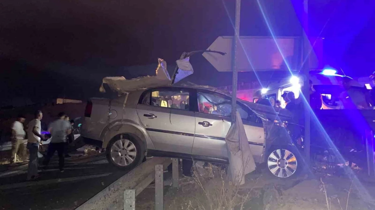 Malatya'da refüje çarpan otomobilin sürücüsü öldü