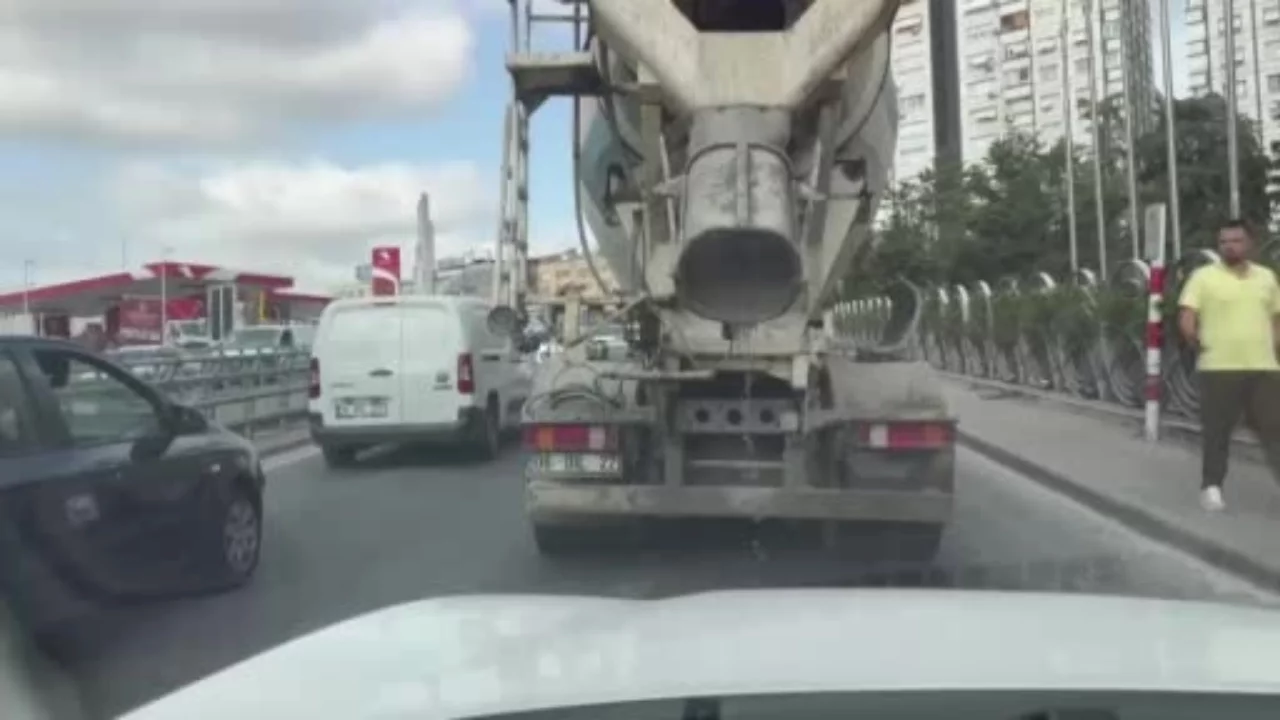 İstanbul'da yola beton dökerek ilerleyen mikser kamerada