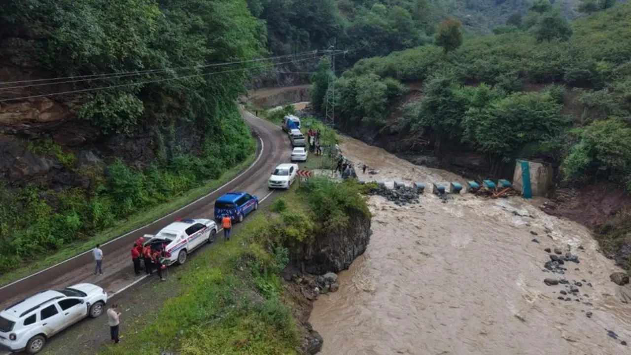 Giresun'da sel: Kayıp 2 kişi için arama çalışma başlatıldı