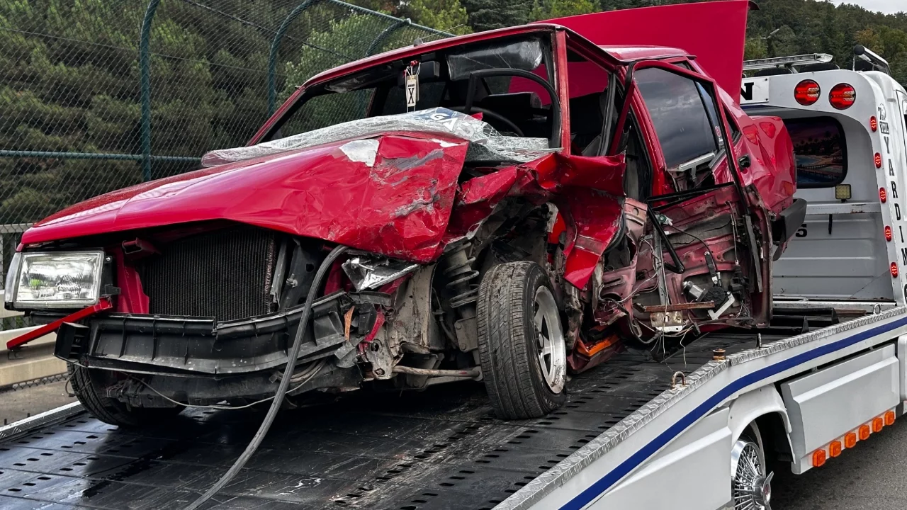Sakarya'da hafif ticari ile çarpışan otomobil hurdaya döndü: 2 yaralı