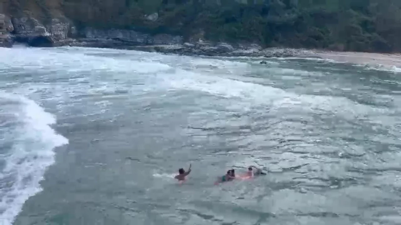 Yasağa rağmen denize giren baba ve 2 çocuğu ölümden döndü