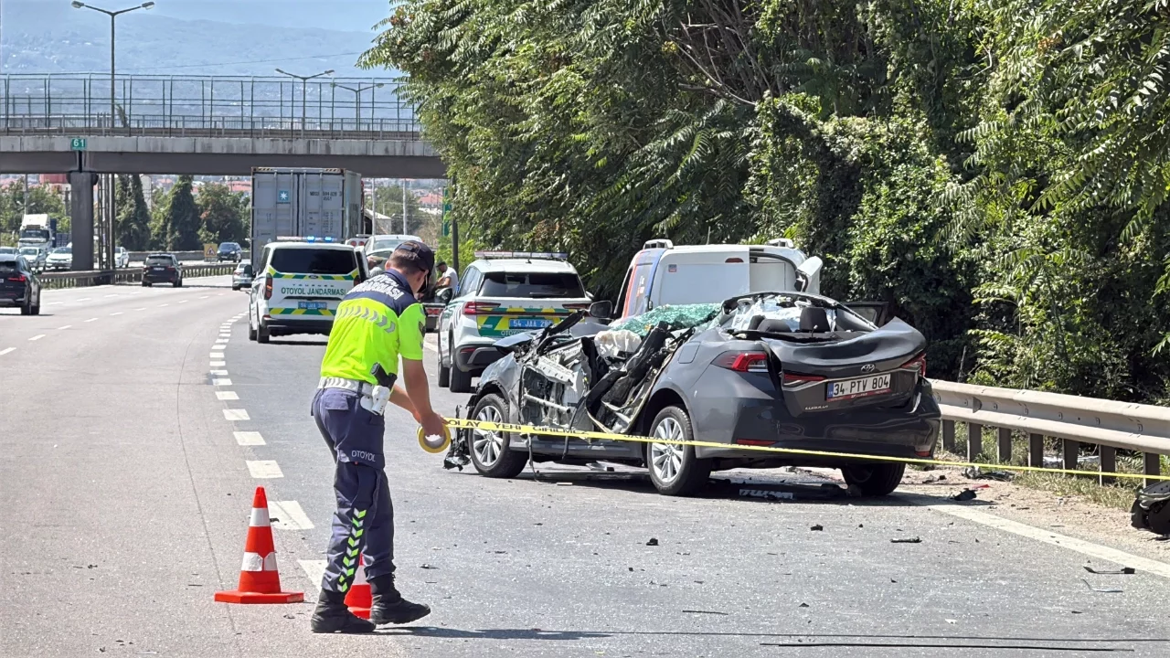 Tıra arkadan çarpan otomobilin tavanı koptu: Uzman onbaşı yaşamını yitirdi