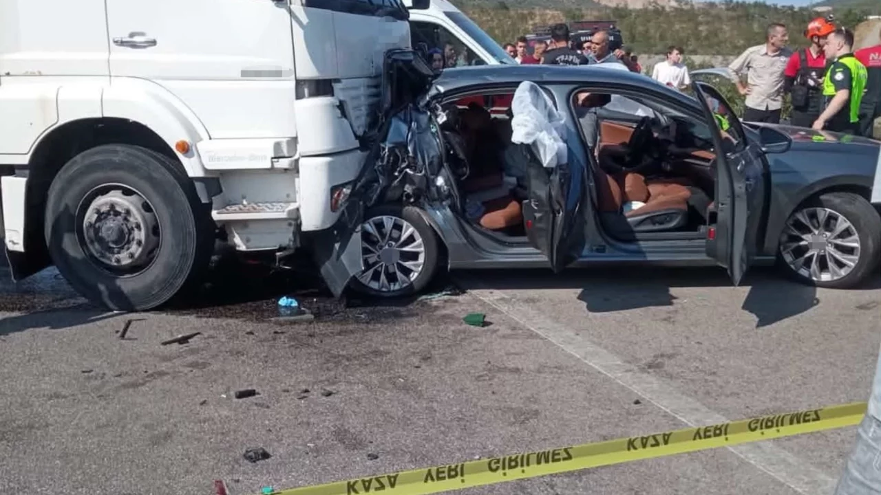 Bursa'da feci kaza! Kamyonet otomobile çarptı, yaşlı kadın hayatını kaybetti