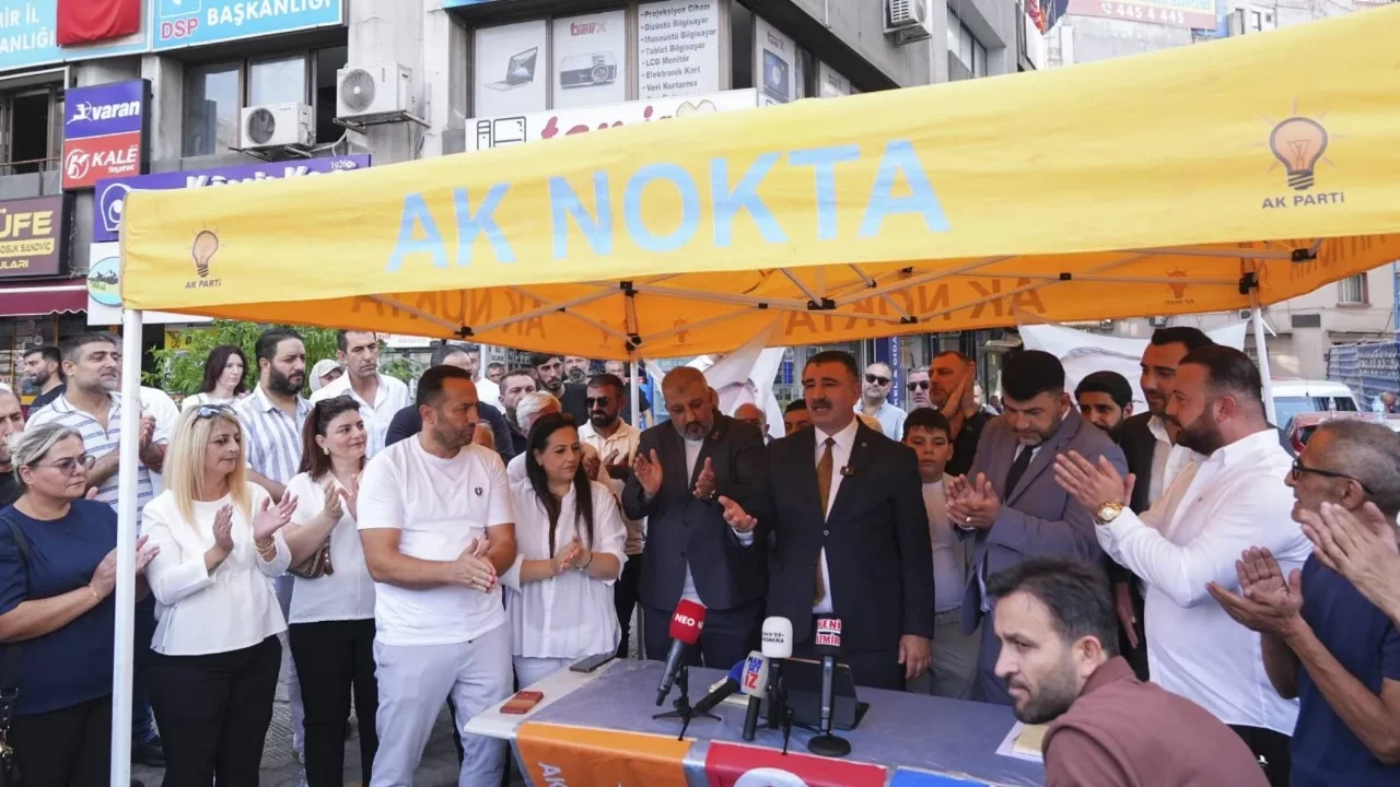 İzmir'de CHP ve diğer partilerden 500 kişi AK Parti'ye katıldı