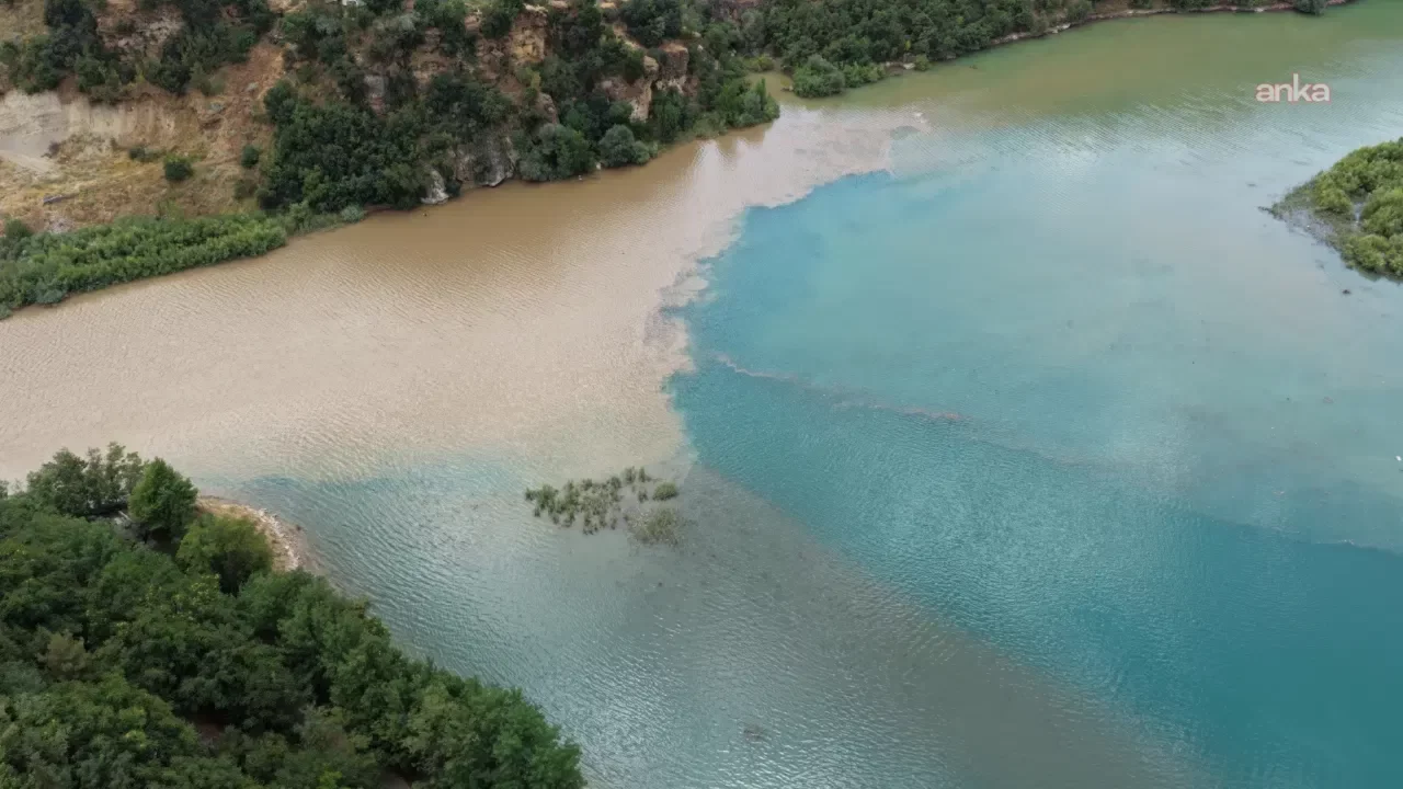 Munzur ve Pülümür nehirleri yağmur sonrası iki farklı renge büründü