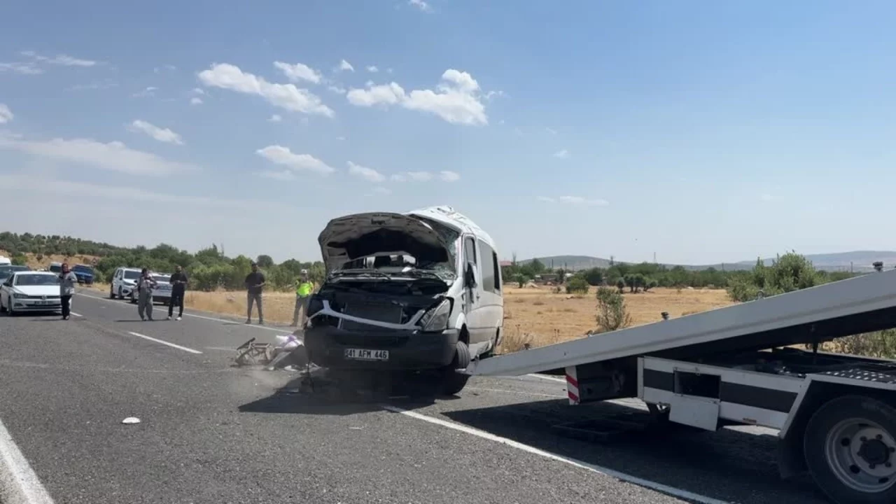 Diyarbakır'da minibüs devrildi: Ölüler ve yaralılar var