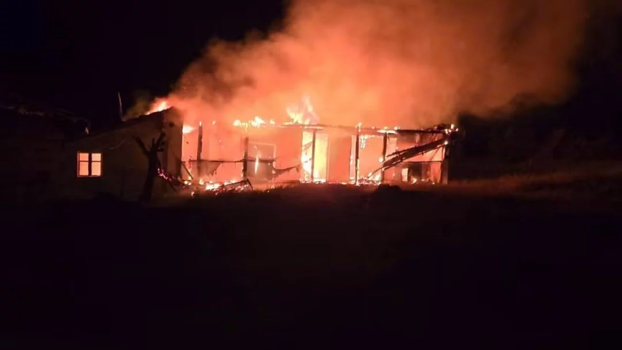 Edirne'de gece saatlerinde ev yangını: Ev kullanılamaz hale geldi