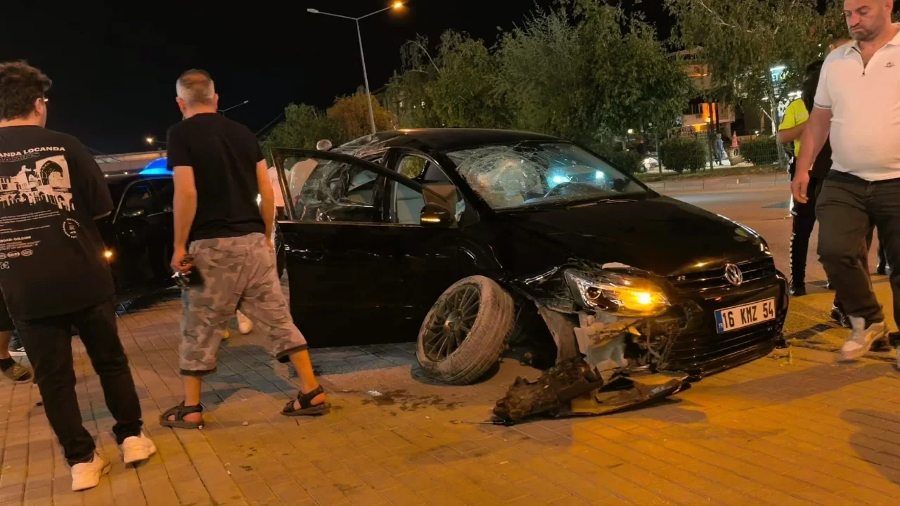 Bursa'da kontrolden çıkan araç iki otomobile çarptı: Yaralılar var