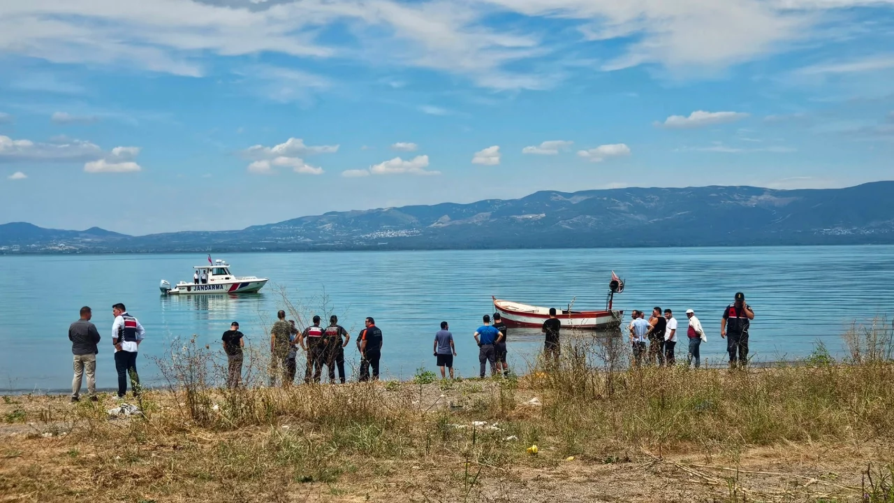 Bursa'da İznik Gölü'ne giren genç boğularak hayatını kaybetti