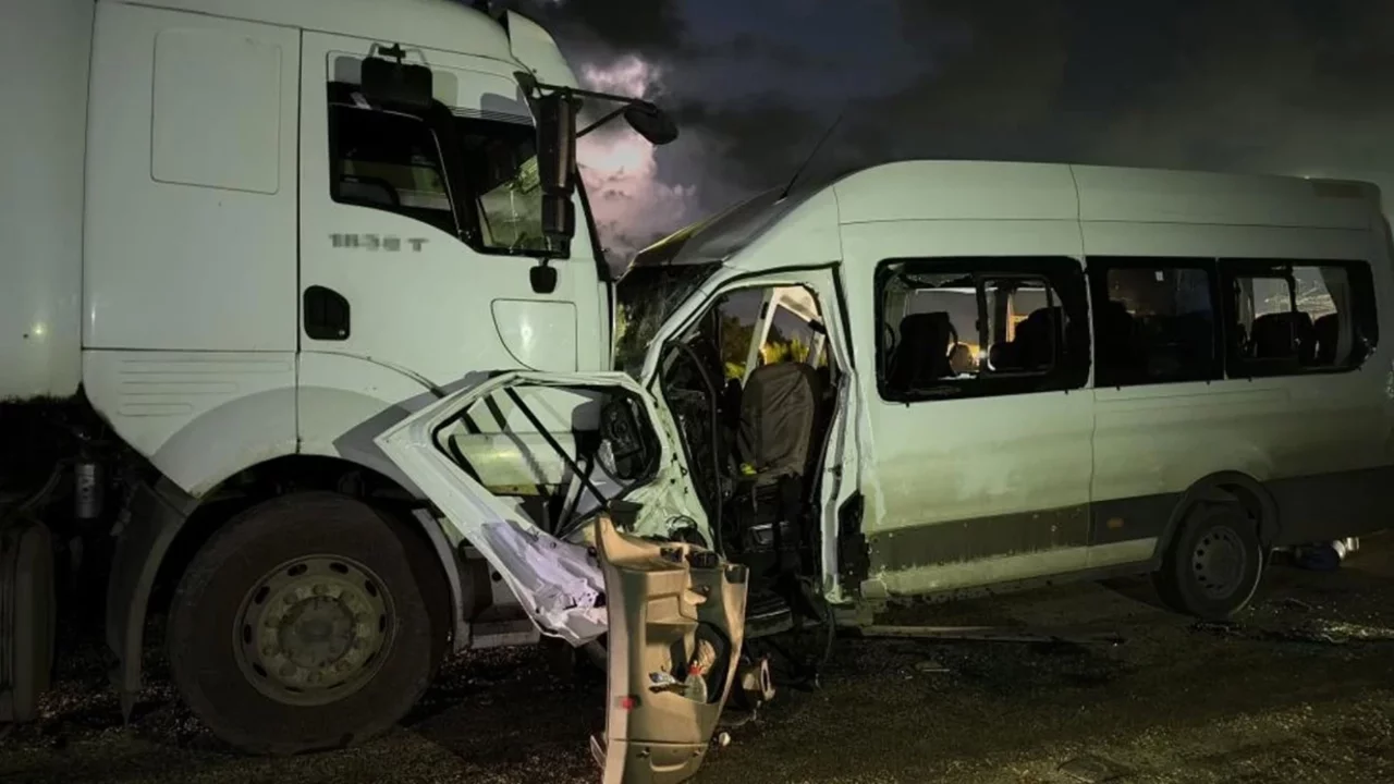 İşçi servisi ile tır çarpıştı: 1 ölü, 15 yaralı