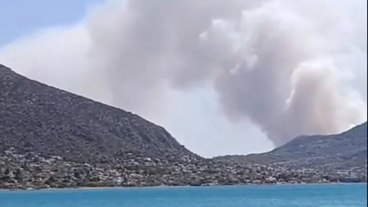 Yunanistan'ın Salamina Adası'ndaki orman yangınında 2 kişi yaşamını yitirdi