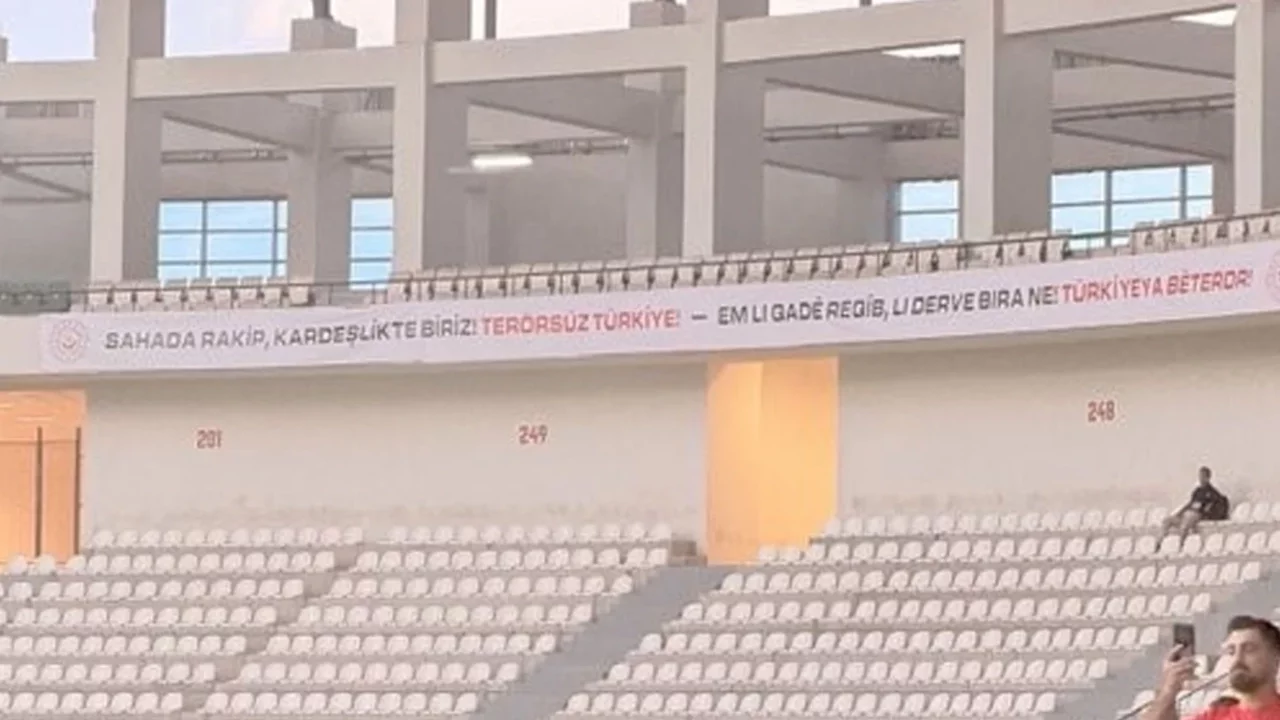 Amed-Erzurumspor FK maçında "Terörsüz Türkiye" pankartı