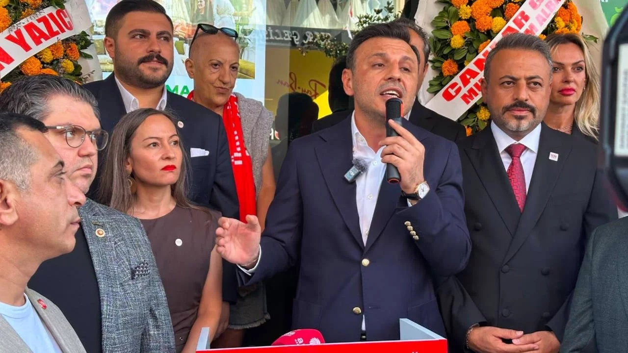 YENİ Parti Ümraniye İlçe Başkanlığı açılışında konuşan Özgür Çelik: "YENİ Parti bir sonuç değil, yepyeni bir başlangıçtır"