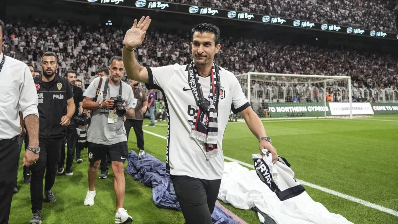 Necip Uysal, siyah-beyazlı taraftarlarla vedalaştı
