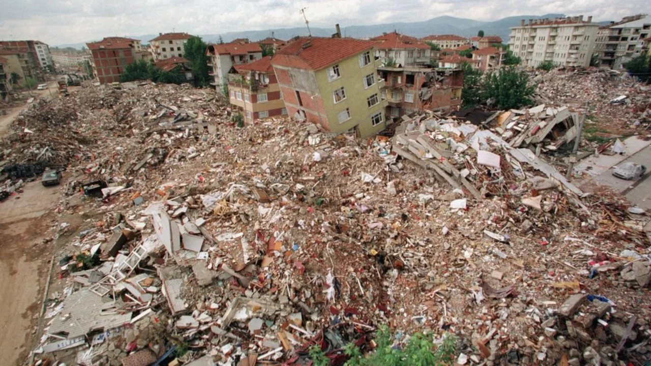 17 Ağustos Depremi'nin üzerinden 27 yıl geçti: 1999'da neler yaşandı?