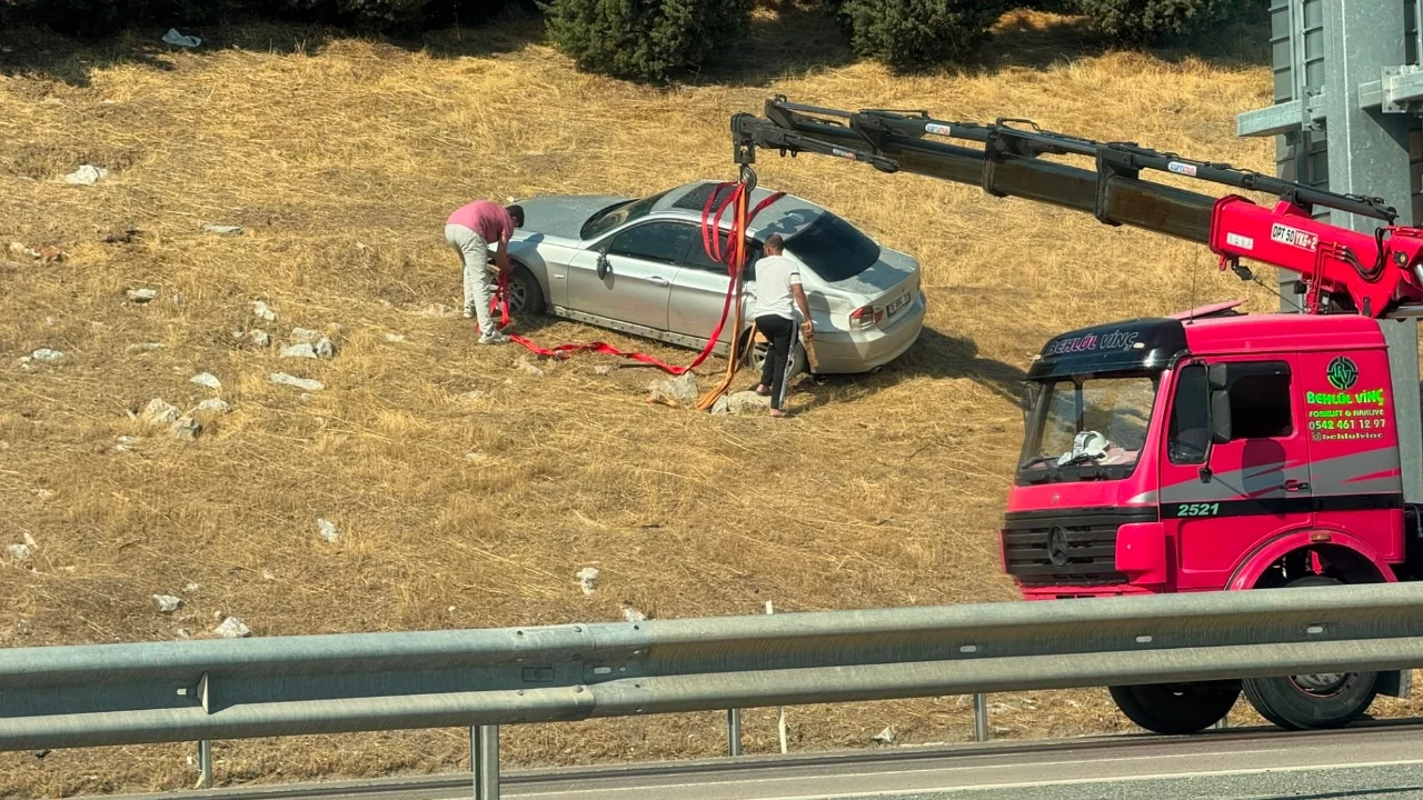 Bursa'da kontrolden çıkan araç, yol kenarındaki bariyerleri aşarak tarlaya uçtu