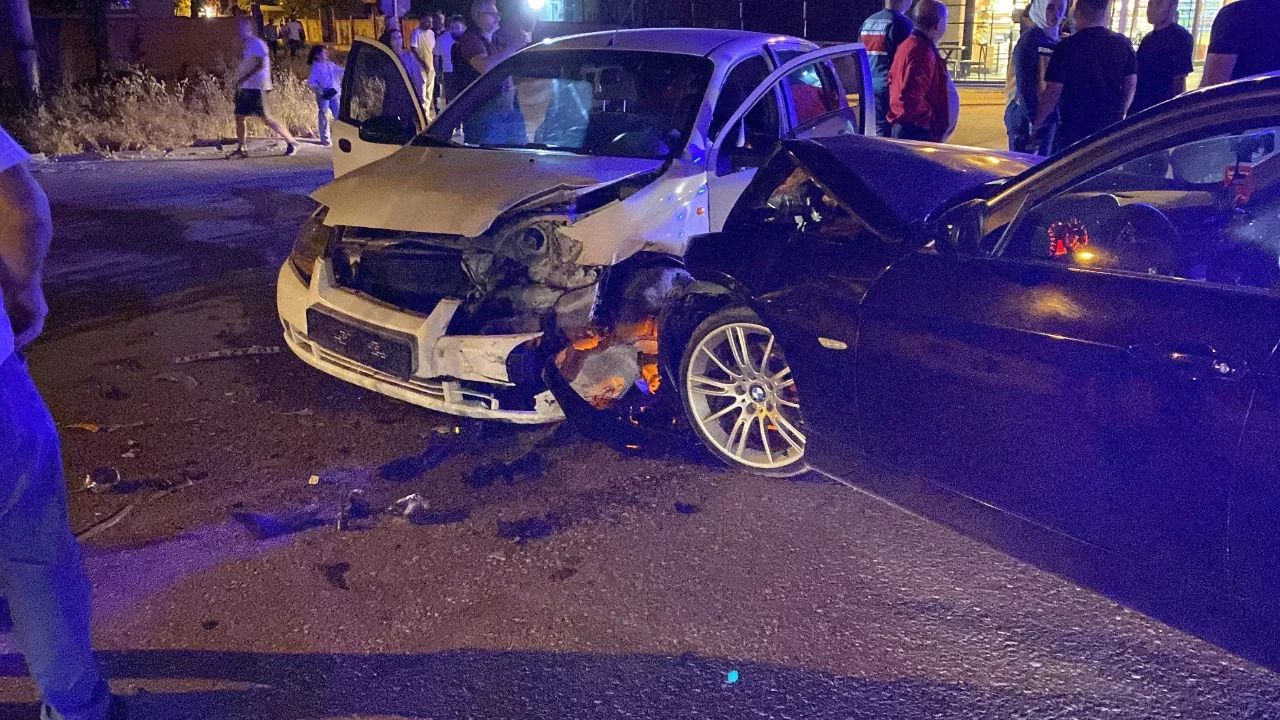 Bursa'da otomobiller kafa kafaya çarpıştı: 2 yaralı