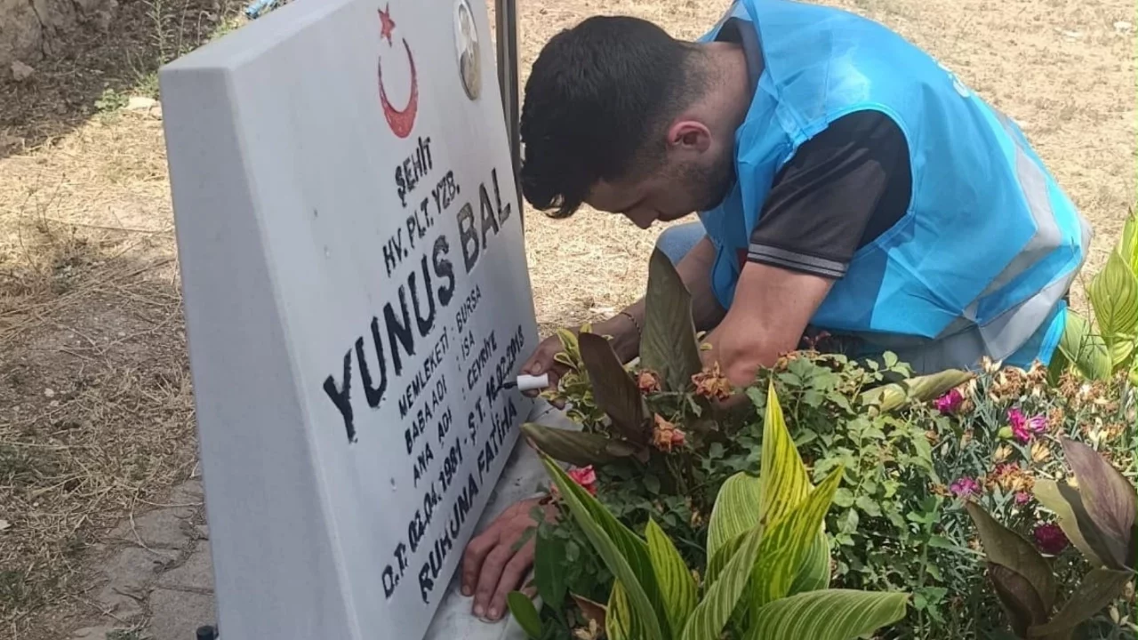 Bursalı gençler şehitliği temizledi