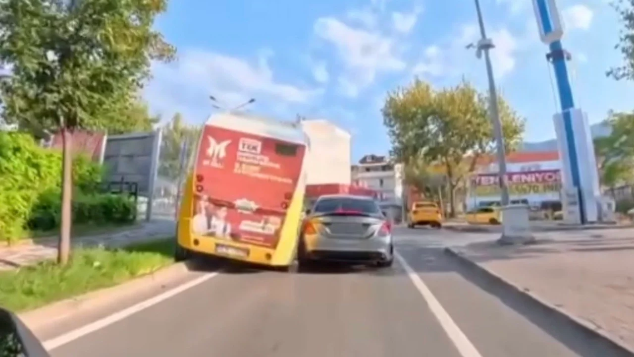Bursa'da seyir halindeki halk otobüsü direğe çarptı: O anlar kamerada
