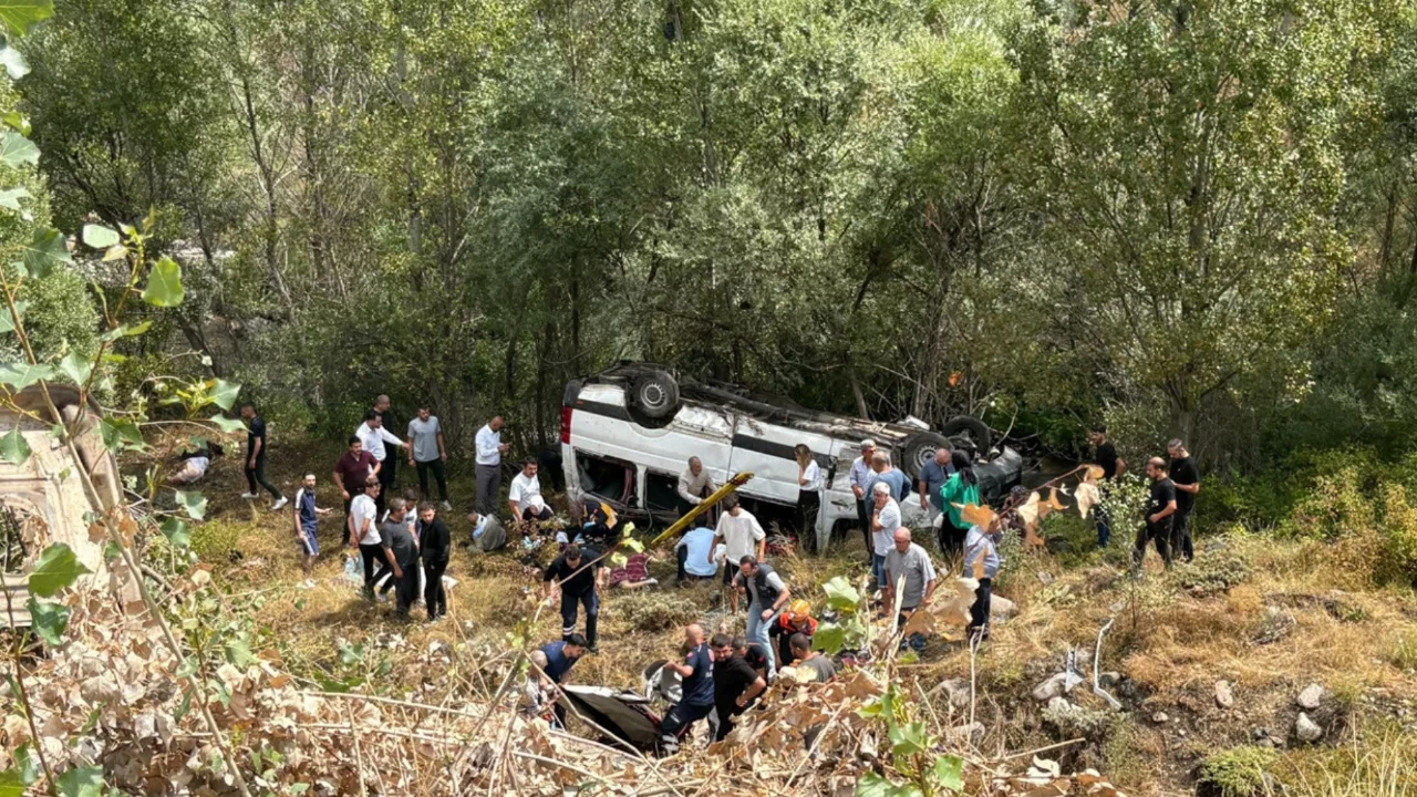 Sivas'ta yolcu minibüsü şarampole devrildi: 4 ölü, 10 yaralı