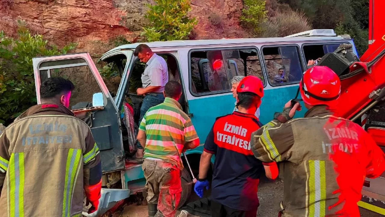 Tarım işçilerini taşıyan minibüs kaza yaptı: 1 ölü, 8 yaralı