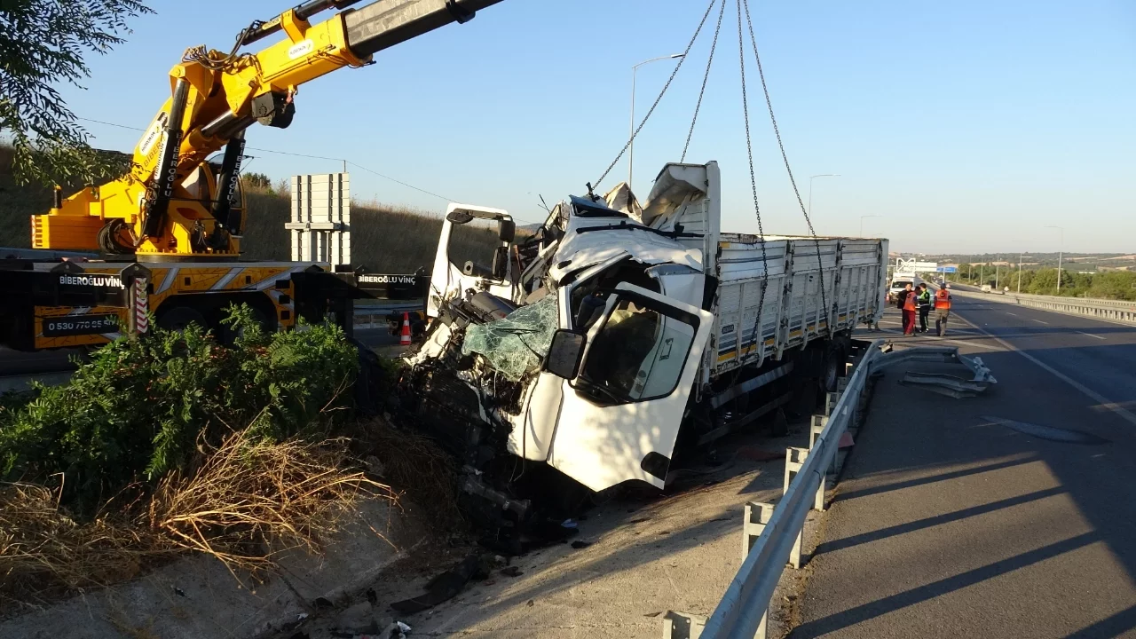 Çanakkale'de kamyon bariyerlere ok gibi saplandı