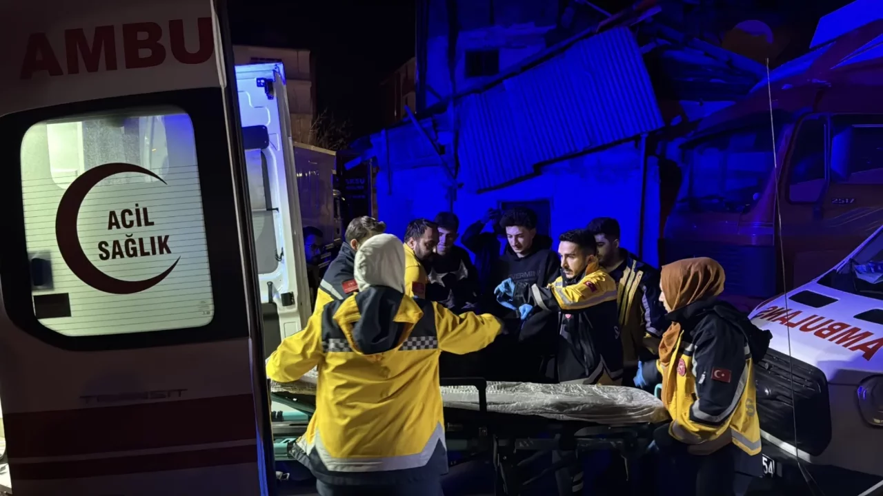 Yolcu otobüsü ve tır çarpıştı; 4 kişi öldü, 17 kişi yaralandı