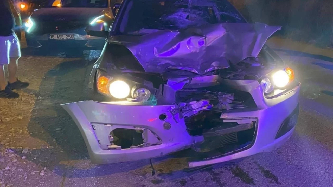Bursa'da otomobil ile motosiklet kafa kafaya çarpıştı: 1 ağır yaralı