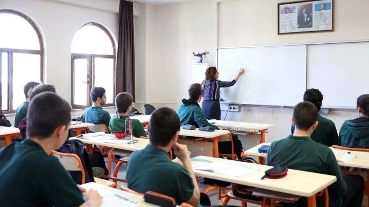 81 ile genelge gönderildi: Öğretmenlere önlük zorunluluğu getirildi