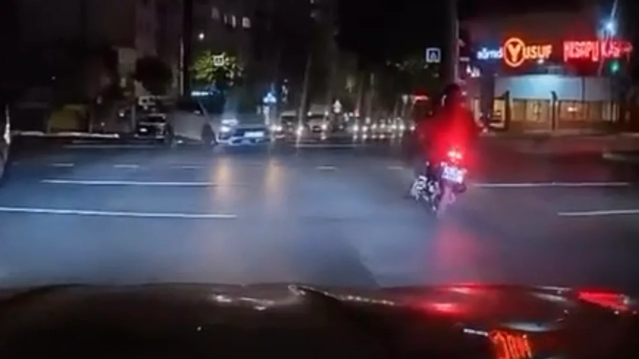 Bursa'da kırmızı ışıkta geçen otomobil motosiklete çarptı
