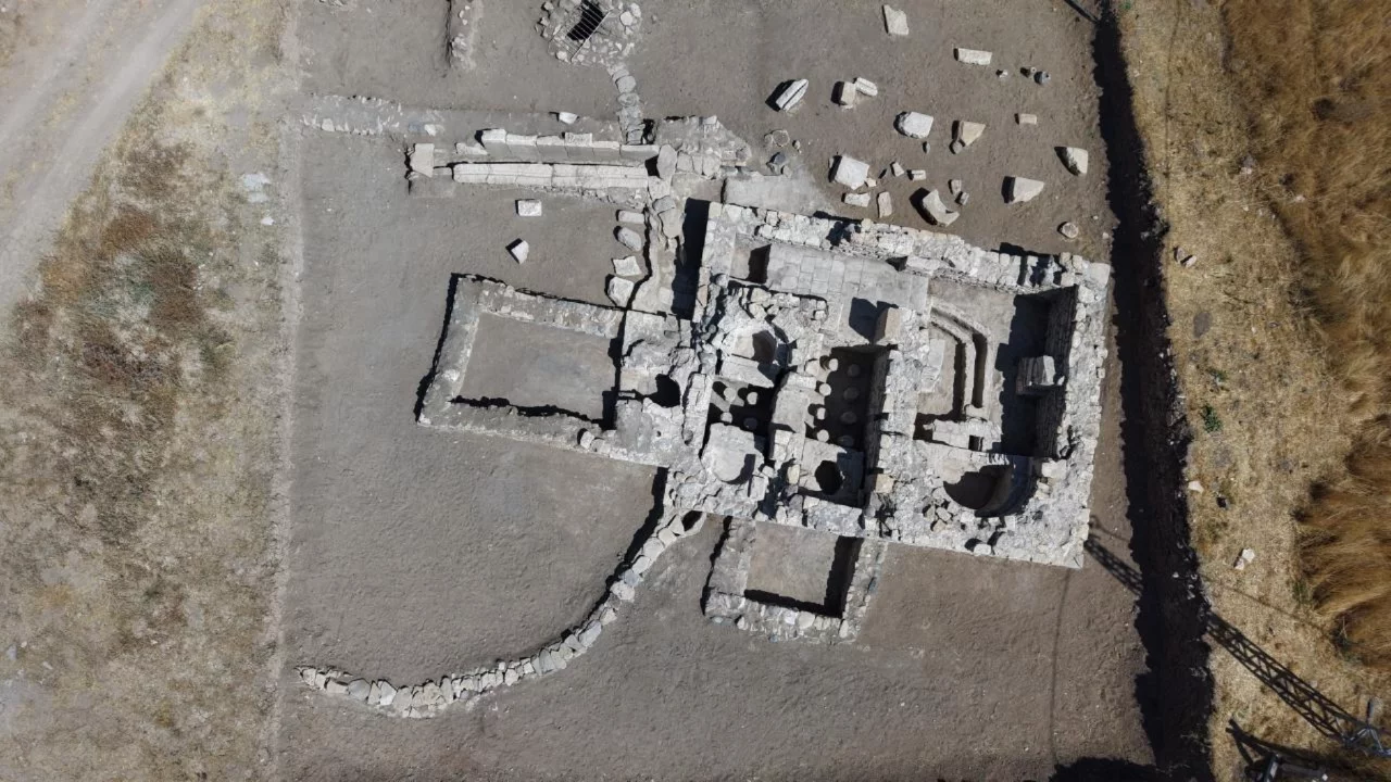 Tarlada bulunan mozaik sonrası dev yerleşim gün yüzüne çıktı